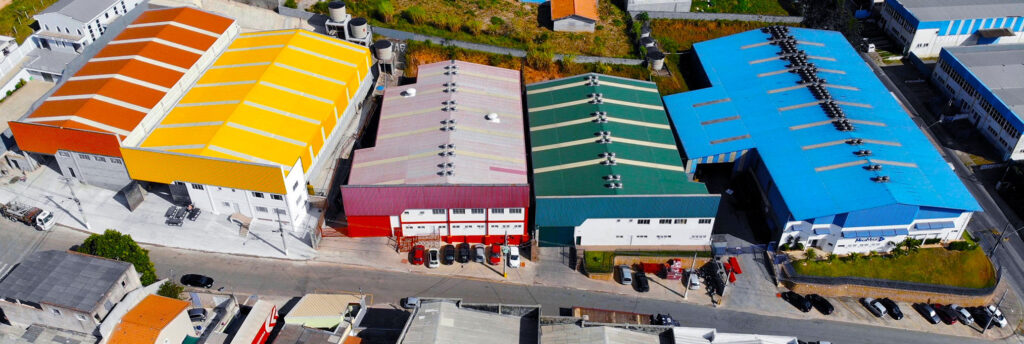 Parque fabril da Megametal Metalúrgica em Cajamar, com galpões industriais e estrutura completa de produção.