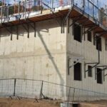 Sistema de segurança manoportátil fixado em fachada para execução de paredes de concreto.