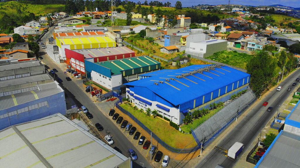 Vista aérea da Megametal Metalúrgica, destacando a estrutura industrial e localização estratégica em Cajamar, São Paulo.