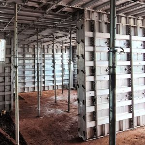 Sistema de formas metálicas para concreto com escoramento interno em obra de parede moldada in loco