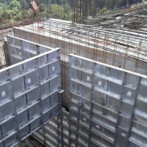 Formas metálicas para concreto em alumínio utilizadas na construção de paredes de concreto moldadas in loco