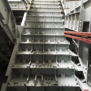 Escada estrutural interno de formas metálicas para concreto em alumínio